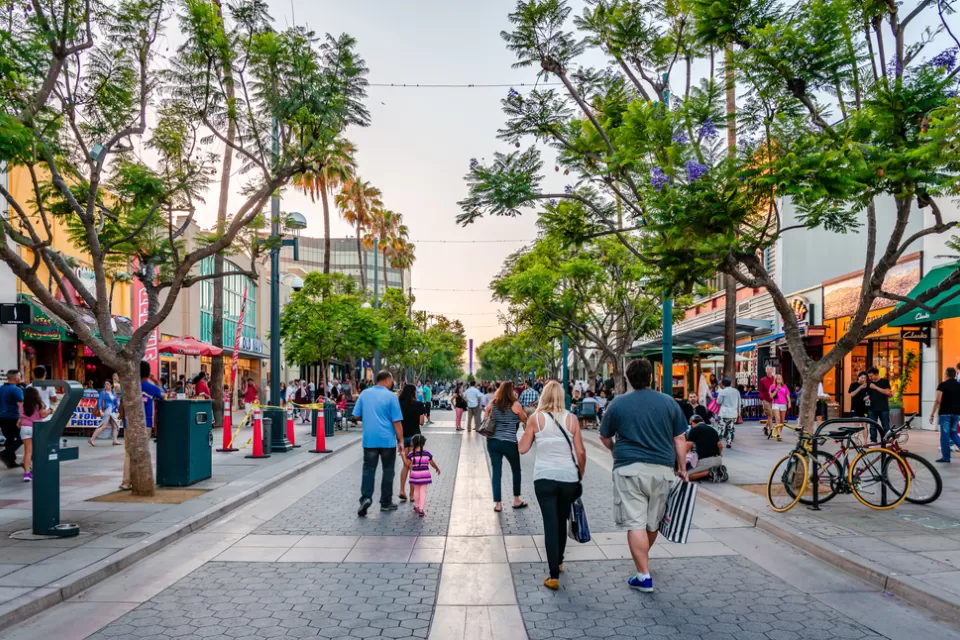 Pedestrianized shopping street in Santa Monica, California